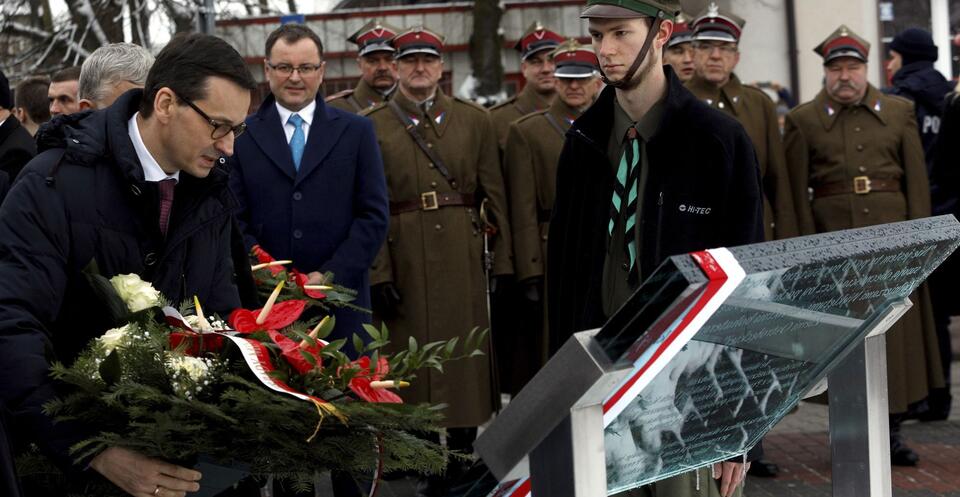  Premier Mateusz Morawiecki składa kwiaty pod tablicą upamiętniającą wizytę prezydenta Lecha Kaczyńskiego w Ostrołęce, 19 stycznia 2018 roku / autor: PAP/Artur Reszko 
