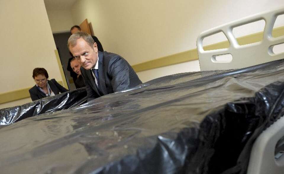 Premier Donald Tusk i minister zdrowia Ewa Kopacz oglądają Centrum Medycyny Inwazyjnej Uniwersytetu Medycznego w Gdańsku, podczas uroczystego otwarcia szpitala, 16 bm. PAP/Adam Warżawa