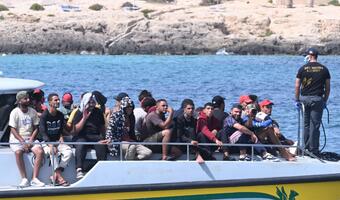 Włochy. Na Lampedusę wciąż przypływają łodzie z migrantami