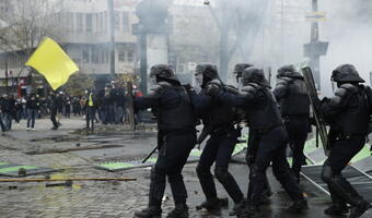 Paryż: trwają starcia „żółtych kamizelek” z policją