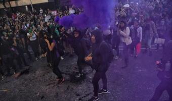 W Meksyku kobiety zdemolowały radiowozy policji