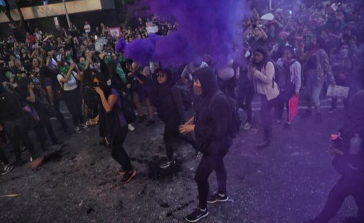 Zamieszki w trakcie protestu w Meksyku / autor: PAP/EPA/SASHENKA GUTIERREZ