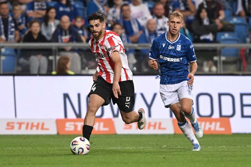 Piłkarz Lecha Poznań Michał Gurgul (P) i Ajdin Hasic (L) z Cracovii podczas meczu Ekstraklasy. / autor: PAP/Jakub Kaczmarczyk