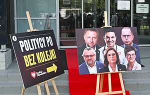 Tablice wystawione przez posłów PiS przed Szpitalem Południowym w Warszawie / autor: PAP/Radek Pietruszka