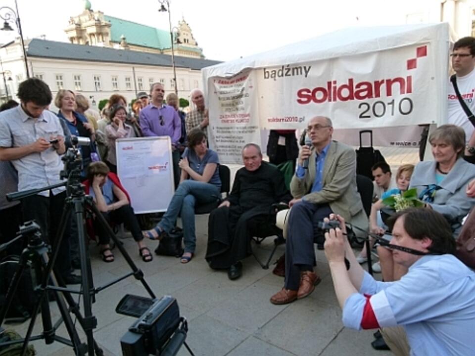 Namiot znajduje się naprzeciwko Pałacu Prezydenckiego (Solidarni 2010)