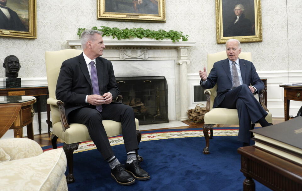 Prezydent USA Joe Biden spotyka się z przewodniczącym Izby Reprezentantów Kevinem McCarthym w Gabinecie Owalnym Białego Domu / autor: PAP/EPA/Yuri Gripas / POOL