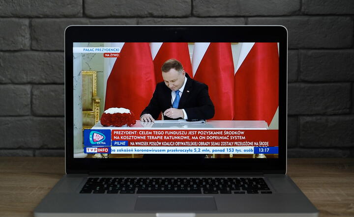 Prezydent Andrzej Duda podczas uroczystości podpisania ustawy o Funduszu Medycznym, / autor: PAP/Mateusz Marek