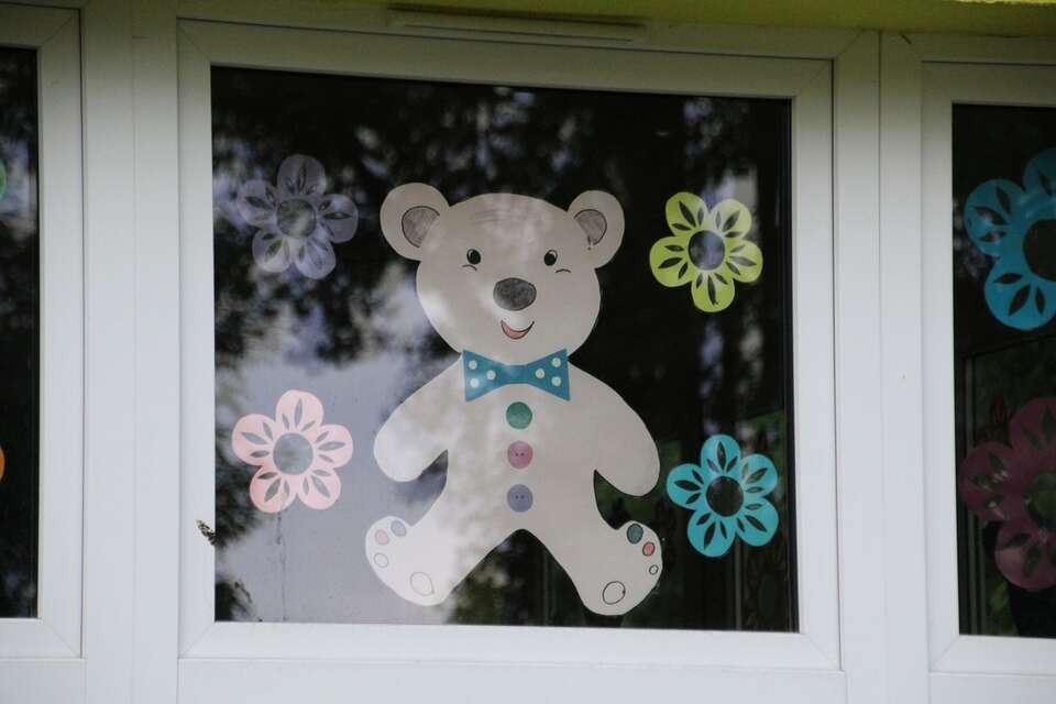 Na zdjęciu - miś i kwiatki jako ozdoba w oknie przedszkola. "Nie tylko porodówki. Pod nóż pójdą także przedszkola w całej Polsce" - opisuje "Rz" / autor: Fratria