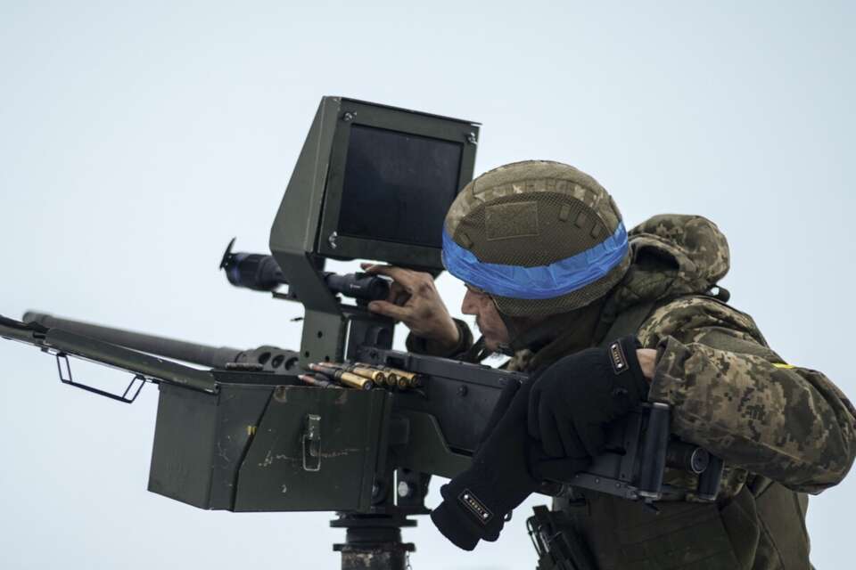 Co czeka Polskę po zakończeniu wojny na Ukrainie? Szef KGP ostrzega i alarmuje o zagrożeniach! "Musimy się przygotować na to". Na zdjęciu ukraiński żołnierz obsługujący system antydronowy / autor: PAP/EPA