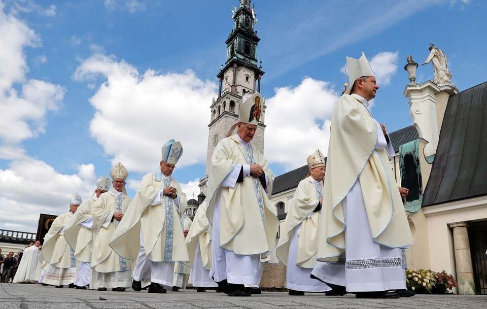 Biskupi zgromadzeni podczas mszy świętej sprawowanej w ramach uroczystości odpustowych Matki Bożej Częstochowskiej na Jasnej Górze, / autor:  PAP/Waldemar Deska
