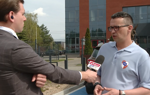 Przewodniczący Tomasz Strzecha, przewodniczący zakładowych związków rozmawia z reporterem Telewizji wPolsce24 / autor: wPolsce24
