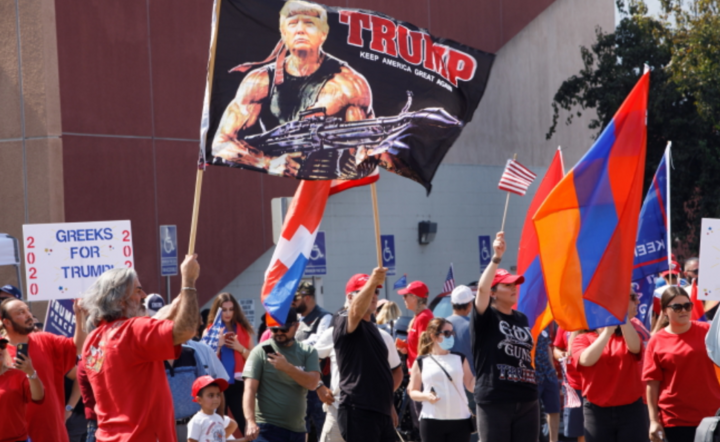  Zwolennicy Donalda Trumpa zbierają się w okolicach Los Angeles, 04.10  / autor: PAP/EPA/EUGENE GARCIA