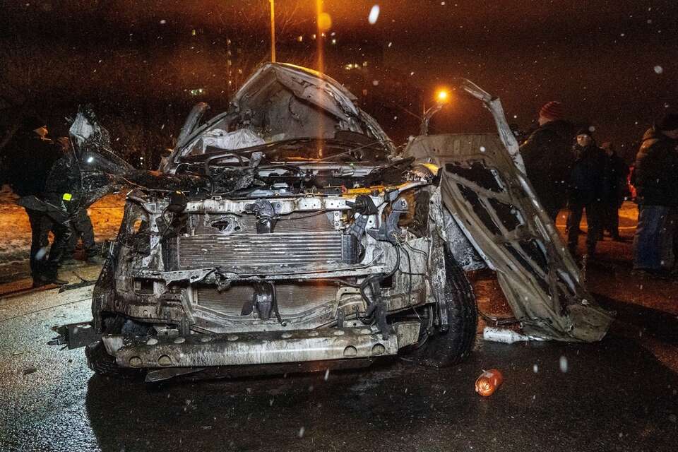 Zniszczenia po rosyjskim uderzeniu szybującą bombą precyzyjną UMPB-5 w Charkowie. / autor: PAP/Mykola Kalyeniak