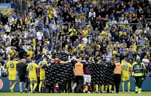 Piłkarze Danii i Ukrainy towarzyszą duńskiemu piłkarzowi Christianowi Eriksenowi w drodze do karetki podczas międzynarodowego meczu towarzyskiego Danii z Ukrainą na stadionie w Odense w Danii / autor: PAP/EPA/Bo Amstrup DENMARK OUT