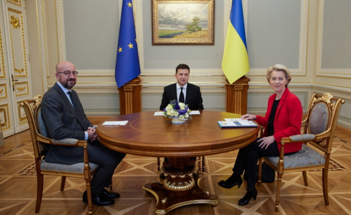 Prezydent Ukrainy Volodymyr Zelenskiy (C), Przewodniczący Rady Europejskiej Charles Michel (L) i przewodnicząca KE Ursula von der Leyen (R) / autor: PAP/EPA/PRSIDENTIAL PRESS SERVICE HANDOUT HANDOUT