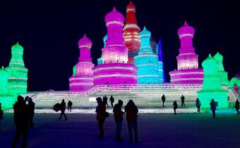 Chiny, robotnicy wydobywają z rzeki lód na pałace i pagody