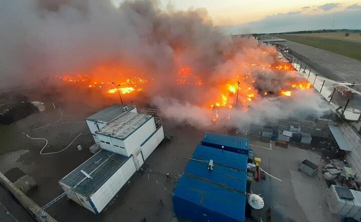 pożar zakładu przetwórstwa tworzyw sztucznych w miejscowości Osła na Dolnym Śląsku / autor: Państwowa Straż Pożarna/ Twitter