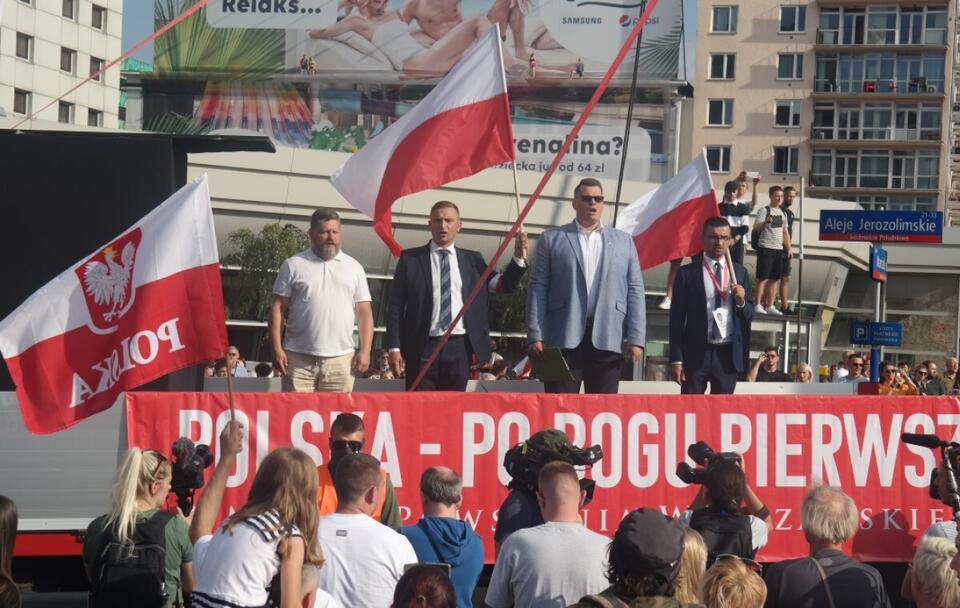Robert Bąkiewicz przemawiający na początek Marszu Powstania Warszawskiego / autor: wPolityce.pl