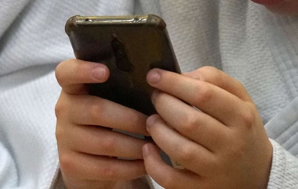 Wrocławska szkoła wprowadziła zakaz używania smartfonów
