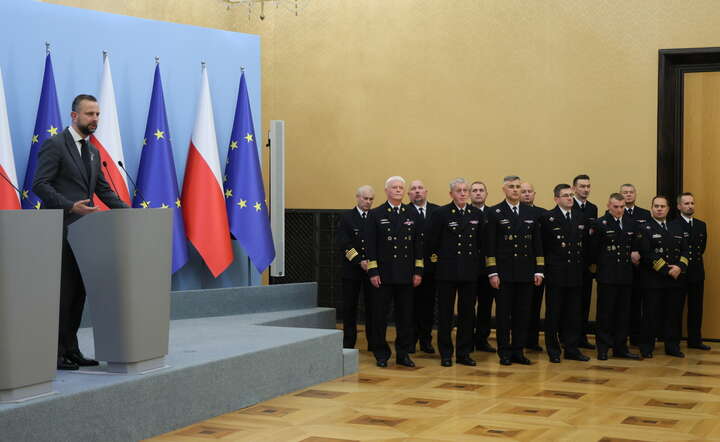  Wicepremier, minister obrony narodowej Władysław Kosiniak-Kamysz i oficerowie Marynarki Wojennej  na konferencji prasowej / autor: PAP/Paweł Supernak