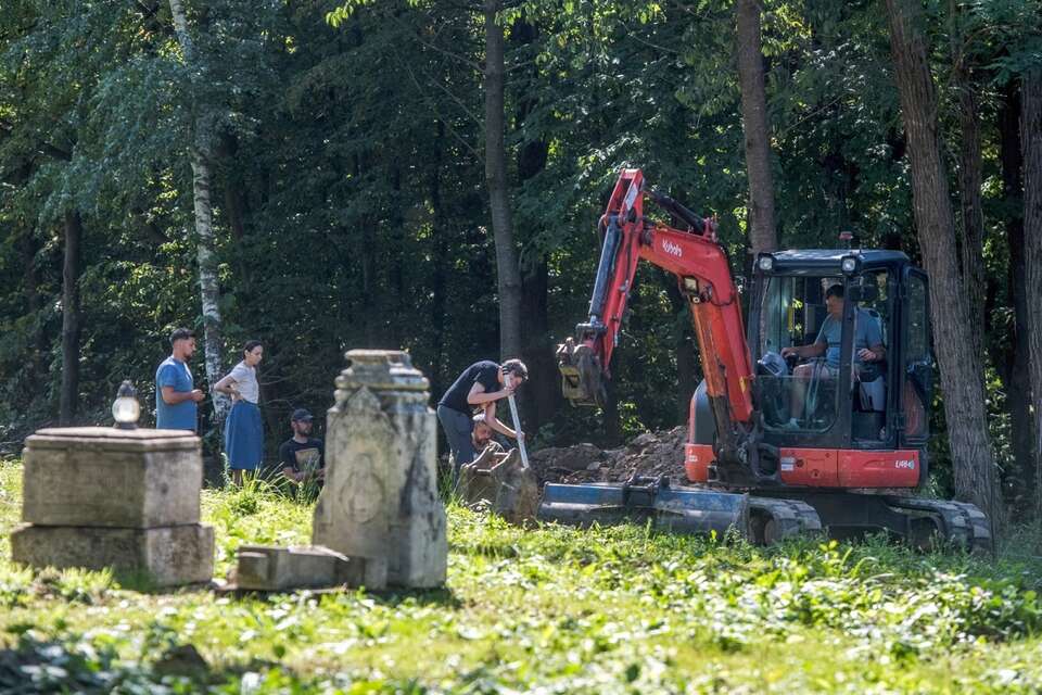 Prace przygotowawcze we wsi Puźniki przed pochówkiem szczątków polskich ofiar zbrodni wołyńskiej / autor: PAP/Vladyslav Musiienko