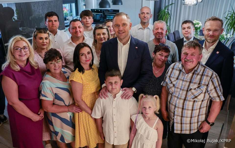 Prezydent Nawrocki z rodziną państwa Kosmalów / autor: Mikołaj Bujak/KPRP