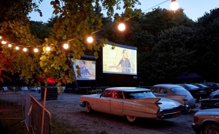  Widzowie w samochodach oglądają pierwszy seans w sopockim kinie samochodowym na parkingu przy Operze Leśnej w Sopocie, 22 bm. / autor: PAP/Adam Warżawa