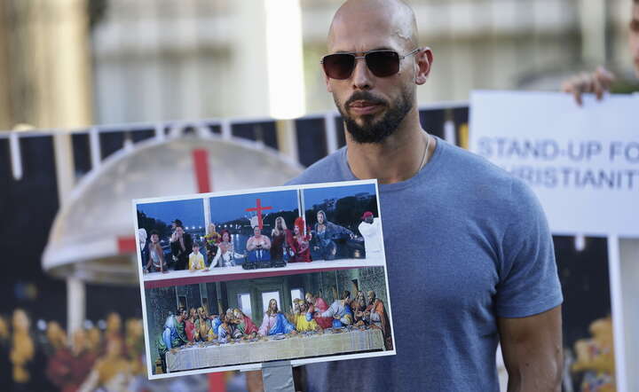 Amerykańsko-brytyjski były kickboxer Andrew Tate protestuje przed ambasadą Francji w Bukareszcie przeciwko parodii Ostatniej Wieczerzy / autor: PAP/EPA/ROBERT GHEMENT