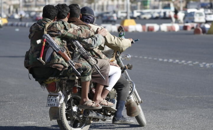 Grupa uzbrojonych bojowników na ulicy miasta Sana - stolicy Jemenu / autor: PAP/ EPA/YAHYA ARHAB