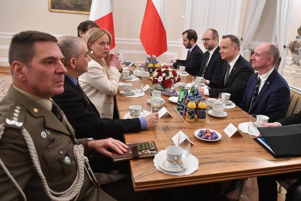  Prezydent RP Andrzej Duda (2P), sekretarz stanu w KPRP Wojciech Kolarski (P), sekretarz stanu w KPRP, szef Biura Polityki Międzynarodowej Marcin Przydacz (3P) i premier Włoch Giorgia Meloni (3L) podczas spotkania w Pałacu Prezydenckim w Warszawie. / autor: PAP/Radek Pietruszka