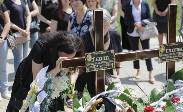 Pogrzeb matki i córki na cmentarzu Gołoskowskim / autor: PAP/EPA/MYKOLA TYS