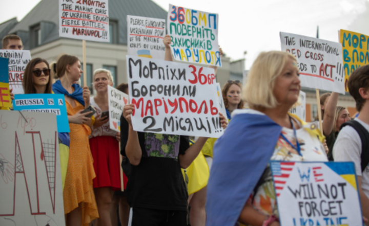 Demonstracja spotkanie Ukraincow na placu zamkowym z okazji Dnia Niepodleglosci Ukrainy / autor: Fratria/Andrzej Wiktor