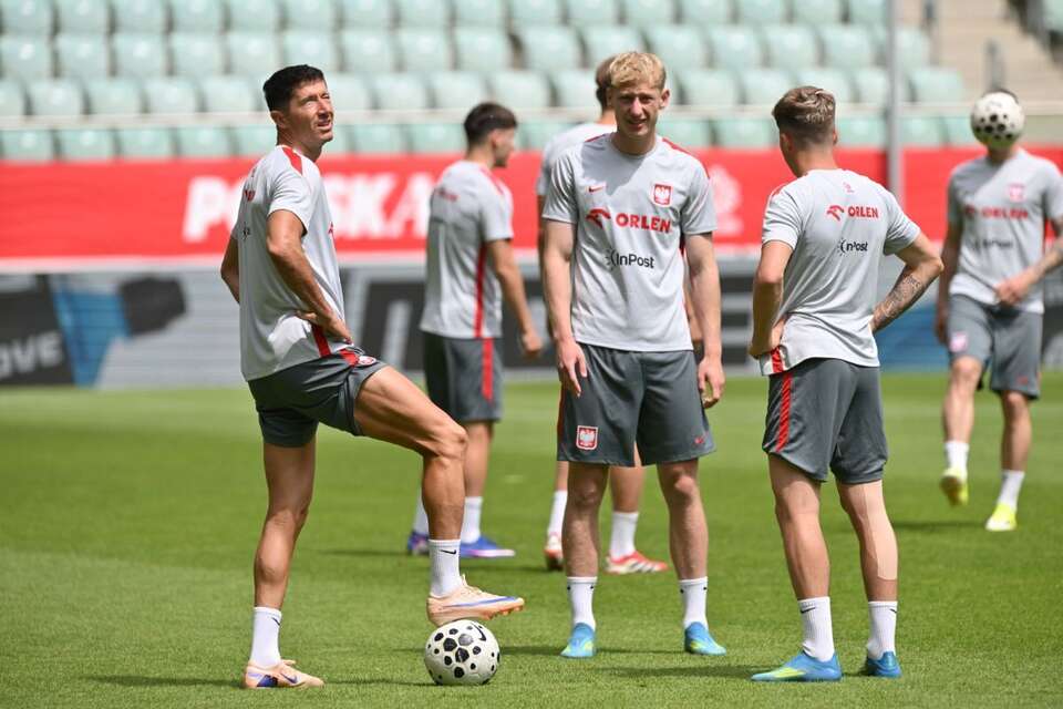 Piłkarze reprezentacji Polski Robert Lewandowski (L) i Oskar Wójcik (C) podczas treningu kadry we Wrocławiu. / autor: PAP/Maciej Kulczyński