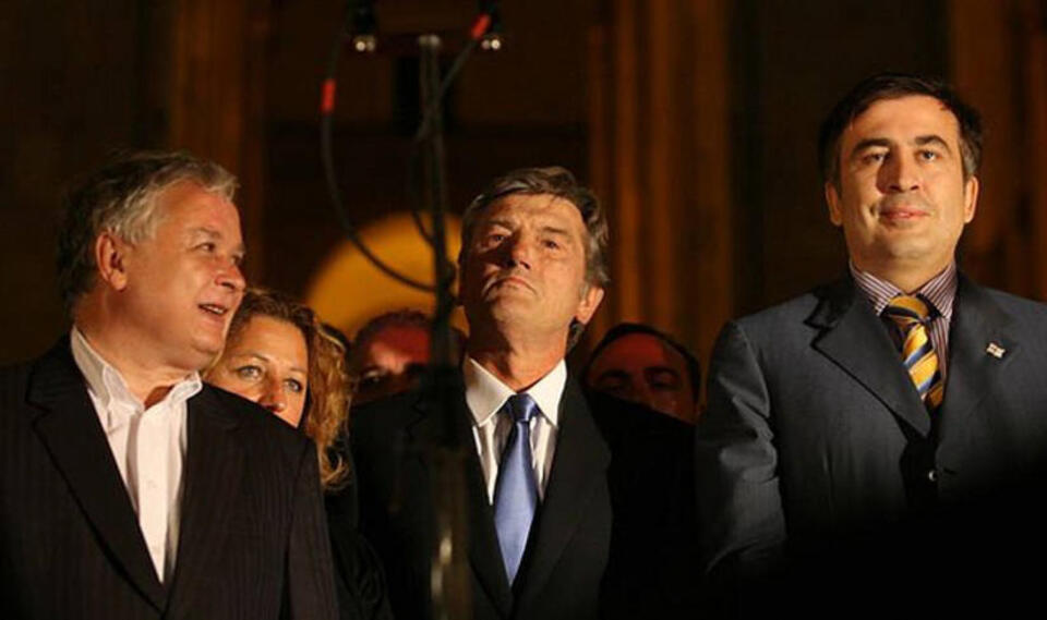 Prezydent Lech Kaczyński z prezydentami Ukrainy Wiktorem Juszczenką i Gruzji Micheilem Saakaszwilim na wiecu w Tbilisi, 12 sierpnia 2008 r. / autor: prezydent.pl
