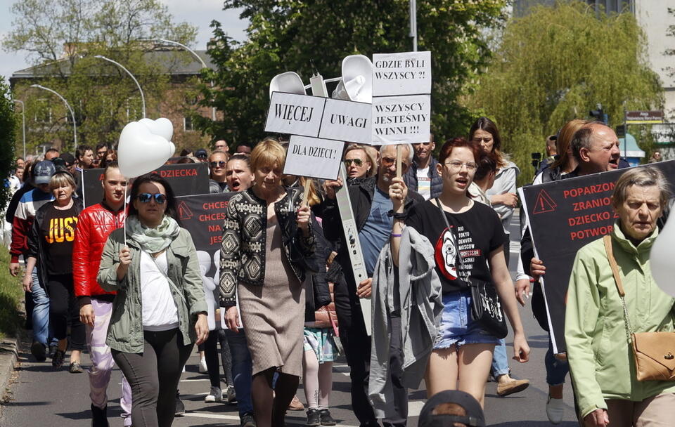 "marsz sprawiedliwości" w sprzeciwie wobec bierności instytucji, które mogły zapobiec dramatowi 8-latka / autor: PAP/Waldemar Deska