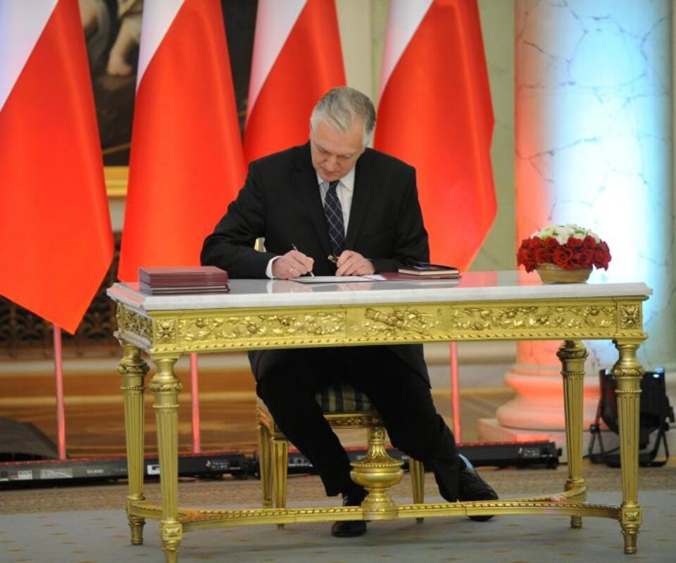 Jarosław Gowin podpisuje rotę przysięgi po powołaniu na urząd ministra sprawiedliwości. Fot. PAP/Jacek Turczyk