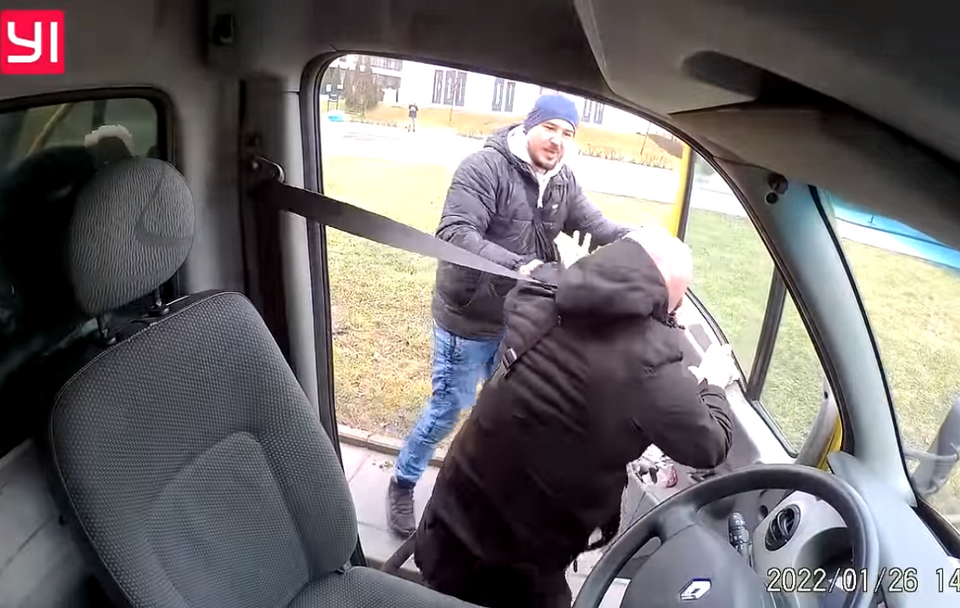 Brutalny napad na kierowcę furgonetki Fundacji Pro- Prawo do życia / autor: YouTube/Fundacja Pro Tv