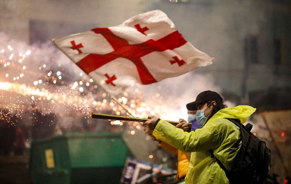 Gruzini wyszli na ulice! Trwają protesty przeciwko zawieszeniu rozmów o wstąpieniu do UE / autor: PAP/EPA/DAVID MDZINARISHVILI