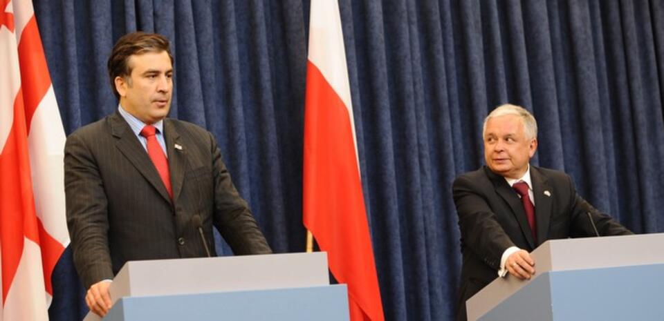 Prezydenci Gruzji i Polski Micheil Saakaszwili i Lech Kaczyński na wspólnej konferencji prasowej w Warszawie w 2009 r. Fot. PAP / Jacek Turczyk