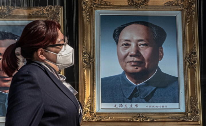 W wielu miastach Chin wprowadzono model 'zarządzania zamkniętego'. Polega on na ścisłej kontroli osób wychodzących z domów. Na zdjęciu portret przewodniczącego Mao Tse Tunga, autora komunistycznej 'rewolucji kulrutalnej na ulicy w Pekinie / autor: PAP/EPA/ROMAN PILIPE