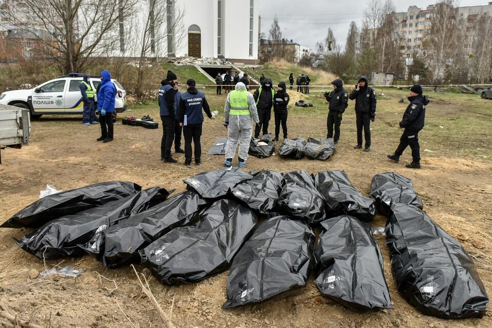 Bodies are exhumed and removed from the mass grave near the St. Andrew and All Saints Church in Bucha city of Kyiv (Kiev) area, Ukraine, 13 April 2022 / autor: PAp/EPA