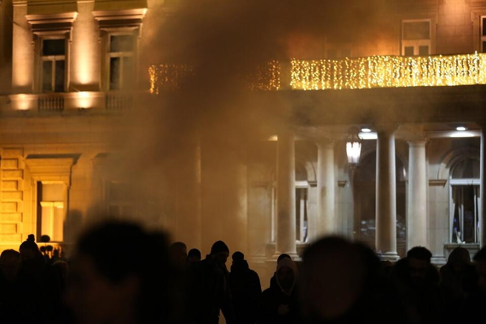 Demonstranci próbowali wedrzeć się do ratusza w Belgradzie. Policja rozpędził ich używając m.in. gazu łzawiącego / autor: PAP/EPA