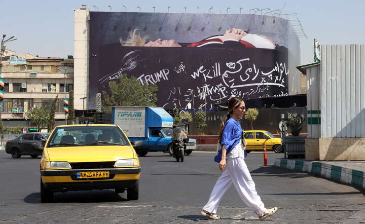 Antyamerykański billboard w centrum Teheranu / autor: PAP/EPA/ABEDIN TAHERKENAREH
