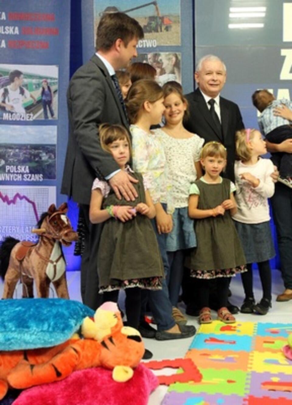 Jarosław Kaczyński i Michał Dworczyk z rodziną (lista PiS, pozycja nr 5 w Warszawie).