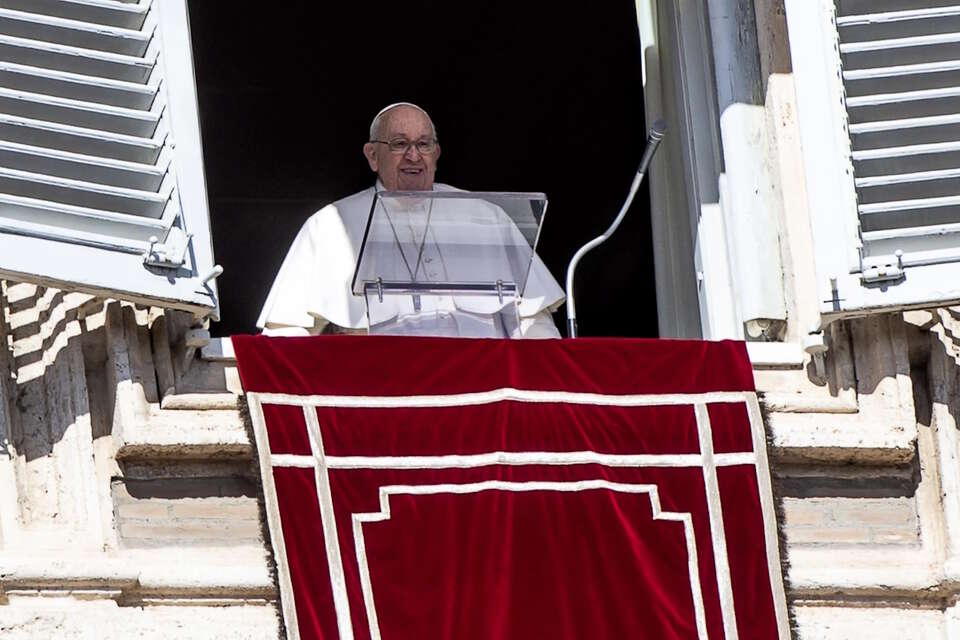 papież Franciszek, modlitwa na Anioł Pański / autor: PAP/EPA/ANGELO CARCONI
