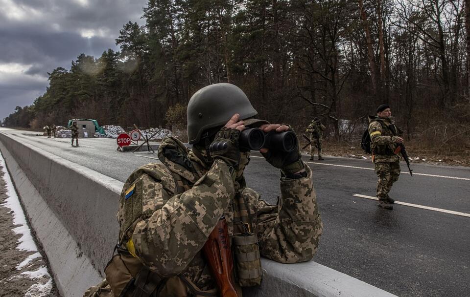 Ukraińscy żołnierze wypatrują wroga? / autor: PAP/EPA/ROMAN PILIPEY