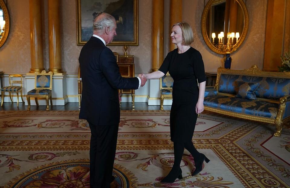 Nowy król Wielkiej Brytanii Karol III przyjmuje na pierwszej audiencji premier Liz Truss / autor: Twitter/The Royal Family