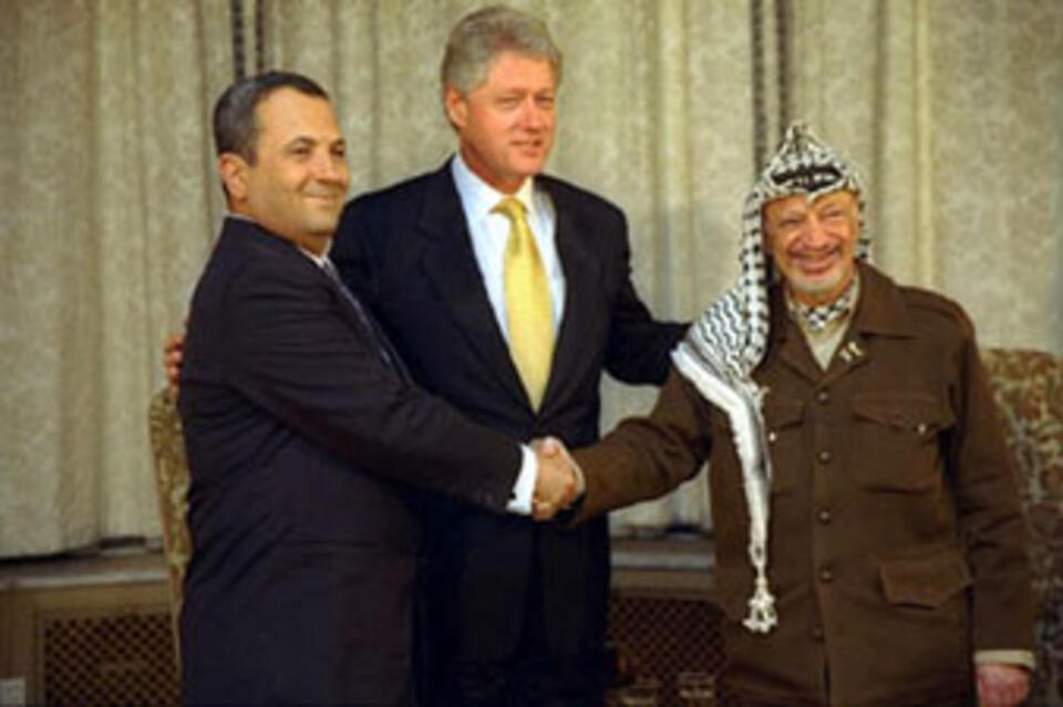 Wikipedia: Jaser Arafat z Billem Clintonem i Ehudem Barakiem