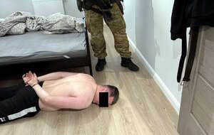 Brutalny rozbój w Warszawie. Policja ujęła sprawców z Ukrainy. Okazało się, że dokonywali przestępstw w kilku krajach Unii Europejskiej. Na zdjęciu zatrzymany jeden z podejrzanych o brutalny napad na Białołęce / autor: KSP