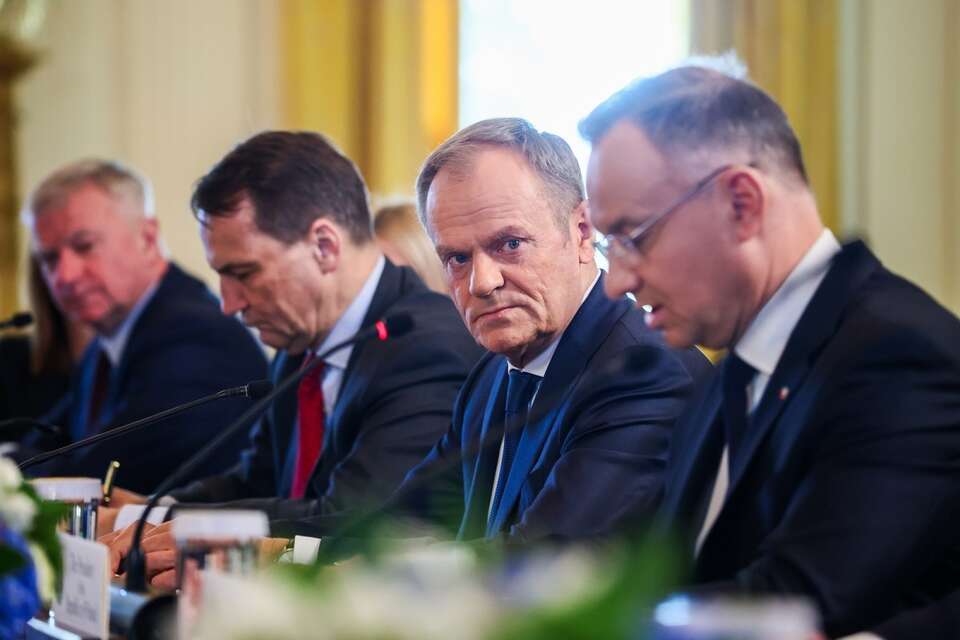 Prezydent RP Andrzej Duda (P), premier RP Donald Tusk (2P) i minister spraw zagranicznych Radosław Sikorski (3P) podczas spotkania z prezydentem USA Joe Bidenem w Białym Domu w Waszyngtonie / autor: PAP/Leszek Szymański